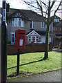 Elizabeth II postbox on Canley Road