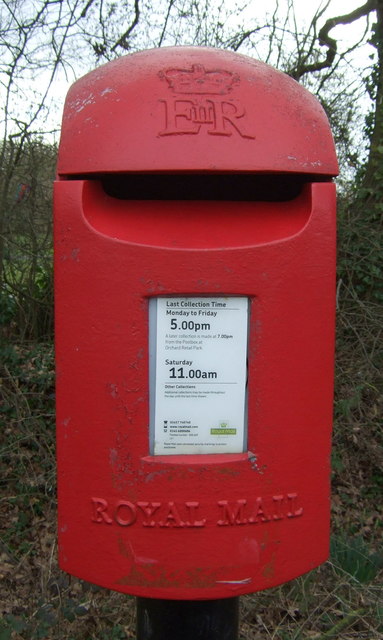 Close up, Elizabeth II postbox on Lentons Lane