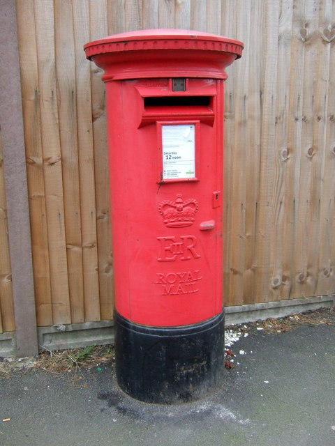 Elizabeth II postbox on Grange Road