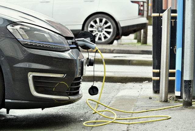 Electric car charging, Belfast (March 2017)