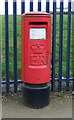 Elizabeth II postbox on Bayton Road, Exhall