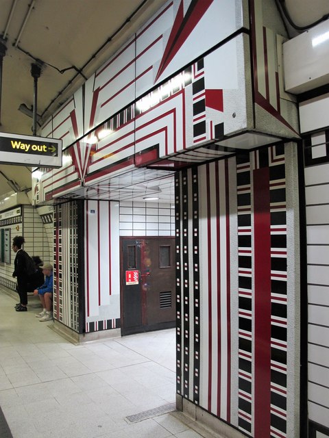 Leicester Square tube station, Northern Line - northbound platform