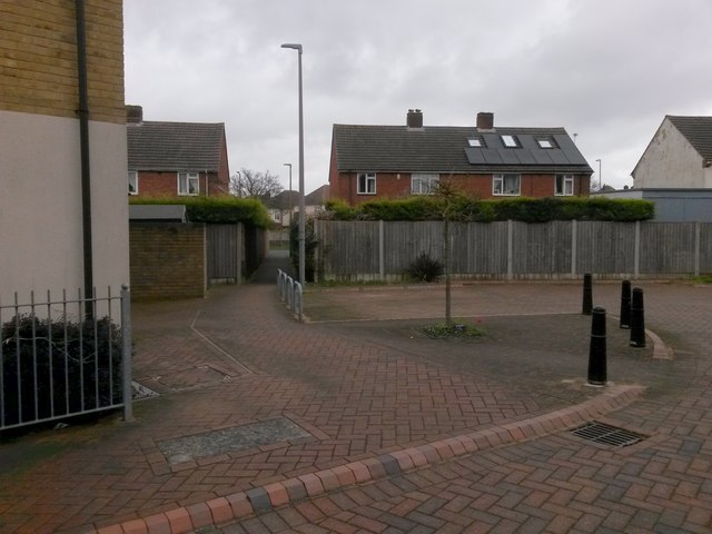 Northbourne: footpath E55 enters an alleyway