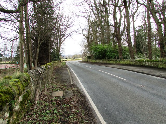 A912 road from Strathmiglo approaches Falkland