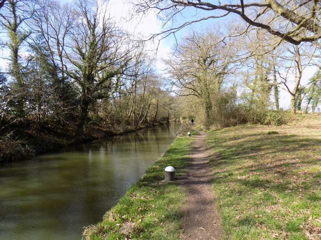 Crookham:  Basingstoke Canal, looking west from Chequers Bridge
