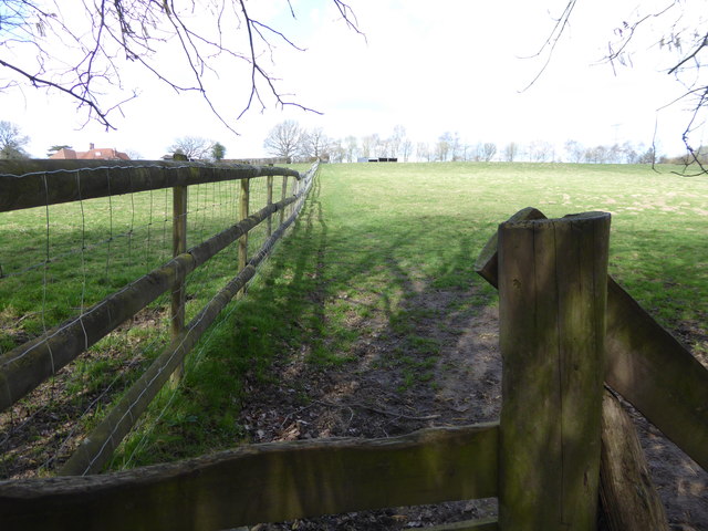 Footpath by field boundary heads towards Great Noven Farm