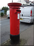 TL1415 : Elizabeth II postbox on Southview Road, Batford by JThomas