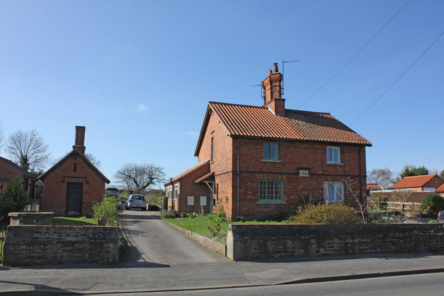 Well head, wash house and 7 and 8 High Road, Manthorpe