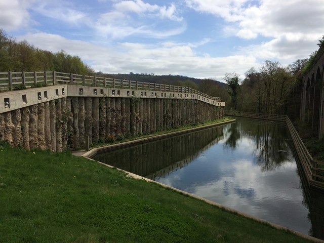 The Thames and Severn Canal © don cload :: Geograph Britain and Ireland