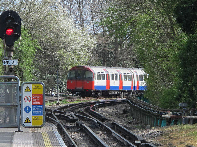 Lines southeast of Oakwood tube station