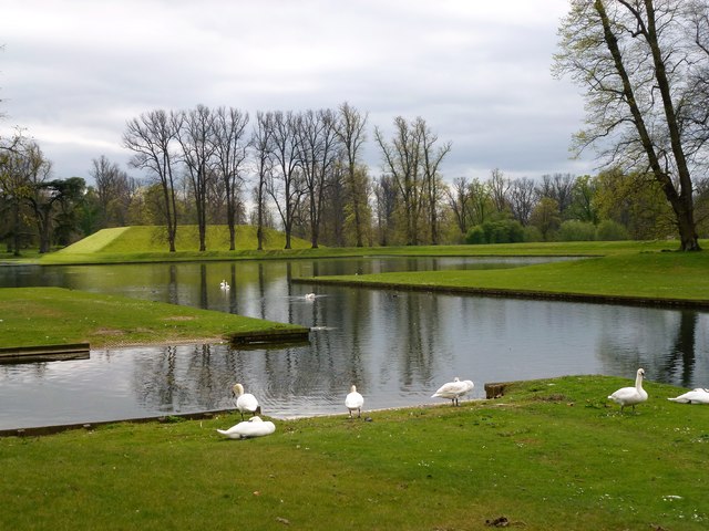 Boughton House - Swans on Dead Reach and Broadwater Lake
