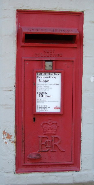 Close up, Elizabeth II postbox on the Huff Cap public house, Great Alne