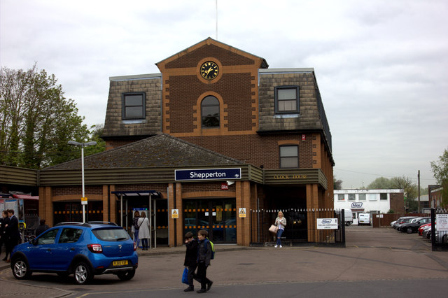 Shepperton station © Robert Eva cc-by-sa/2.0 :: Geograph Britain and ...