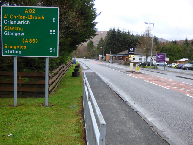 Dual language road sign in Tyndrum