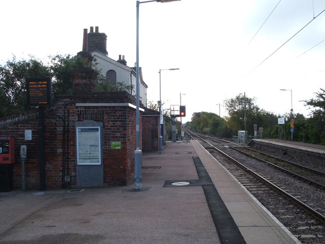 Platform 1, Kirby Cross railway station © JThomas cc-by-sa/ :: Geograph  Britain and Ireland