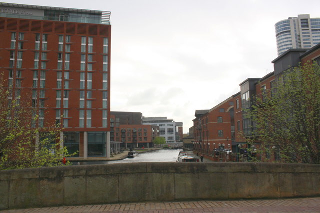View along Leeds & Liverpool Canal from Wharf Approach bridge