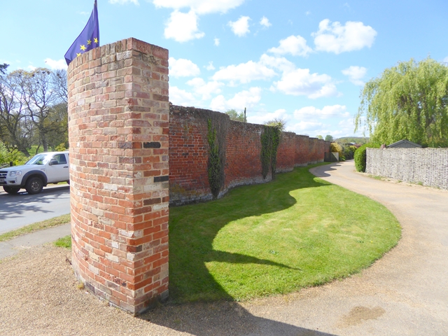 The crinkle-crankle wall of Easton