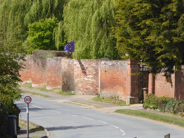 The crinkle-crankle wall of Easton