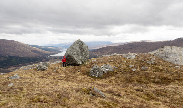 Large boulder on east ridge of Meall na h-Airigh