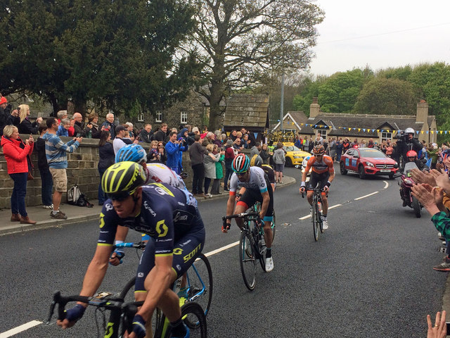 The leaders of Le Tour De Yorkshire pass through Wortley