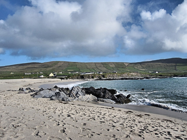 Ballydonegan Strand © kevin higgins cc-by-sa/2.0 :: Geograph Ireland