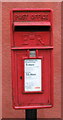 Elizabeth II postbox on High Street, Great Oakley