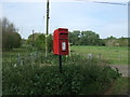 Elizabeth II postbox on the B1018 near Wickham Mill Bridge