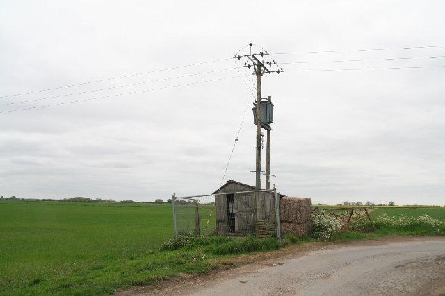 Shack and power line on Vacherie Lane, North Kyme Fen