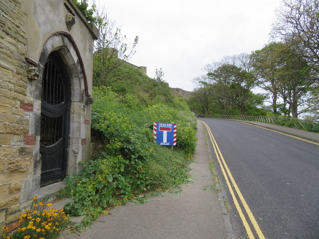 Castle Road, Scarborough, a gateway and a boundary stone