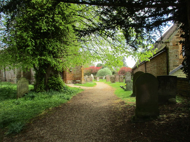 Entering the churchyard, Maidford
