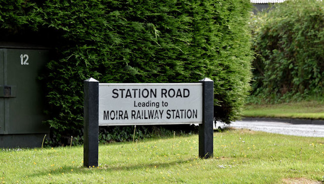 Station Road name sign, Moira (May 2017)