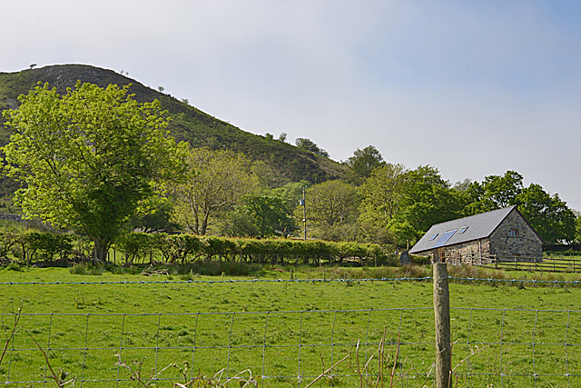 Field and barn near Tal y Waen