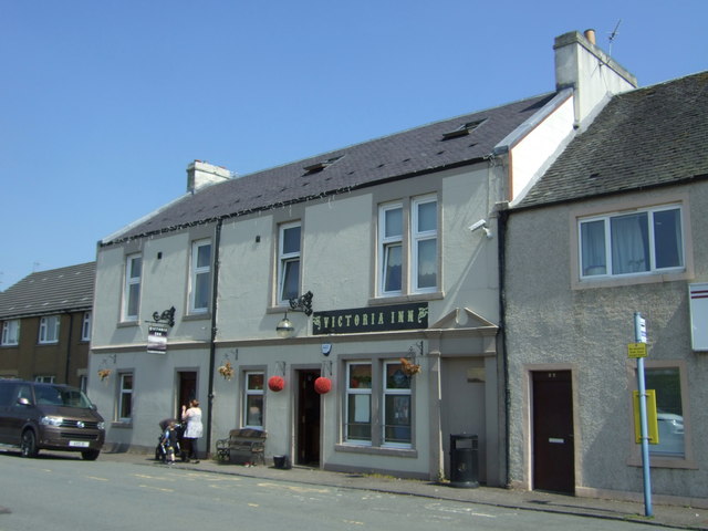 The Victoria Inn, Carronshore © Jthomas Cc-by-sa 2.0 :: Geograph 