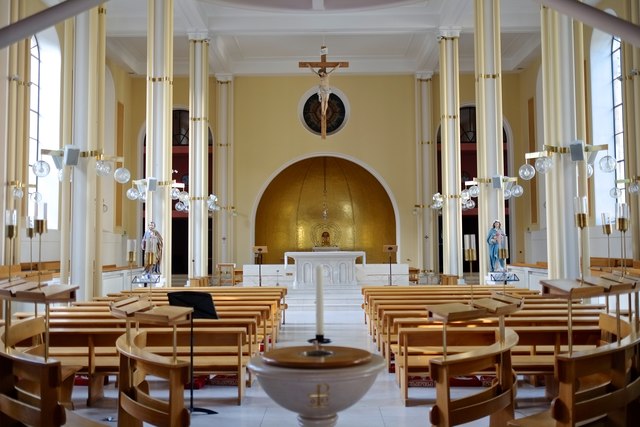 Interior of St Peter's © Anthony O'Neil :: Geograph Britain and Ireland