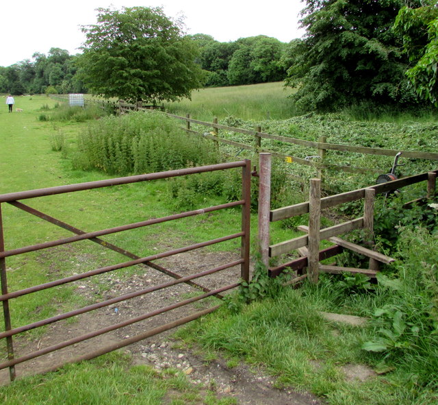Wysis Way gate and stile access near Kemble