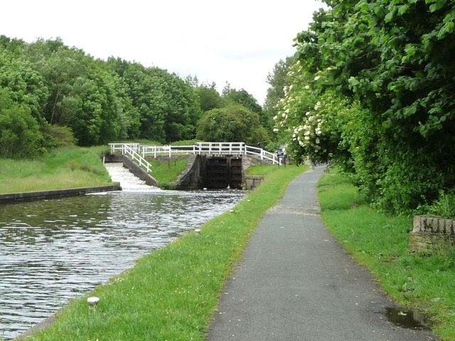Lock 51 and its bywash, Leeds & Liverpool Canal