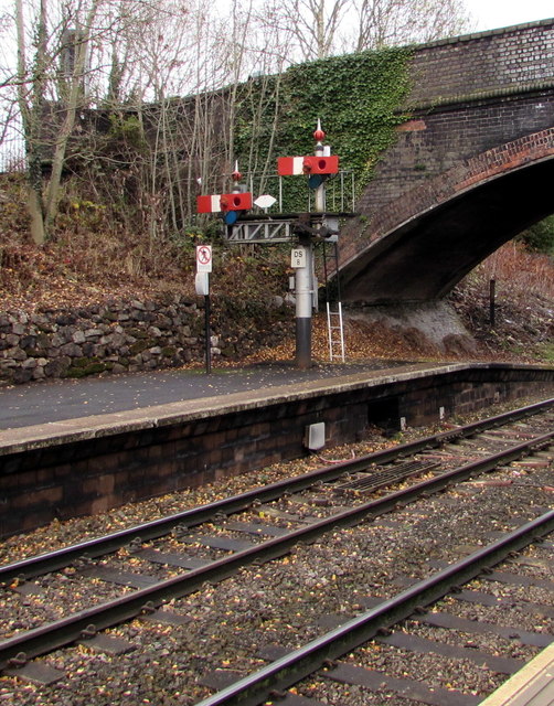 Semaphore signal bracket DS8 on platform 2, Droitwich Spa railway station
