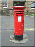 NS9282 : Elizabethan postbox on Bo'ness Road, Grangemouth by JThomas