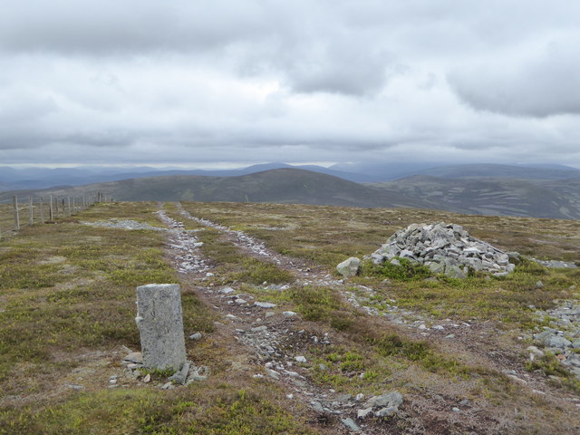Cairn and boundary marker on Scraulac