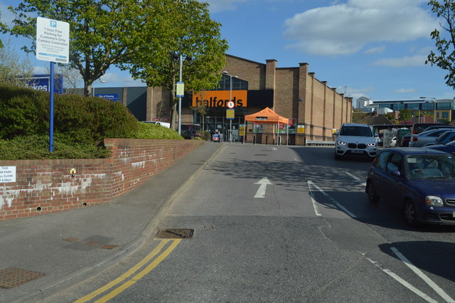 Halfords, Uxbridge