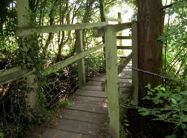 Footbridge at the end of Vicarage Lane