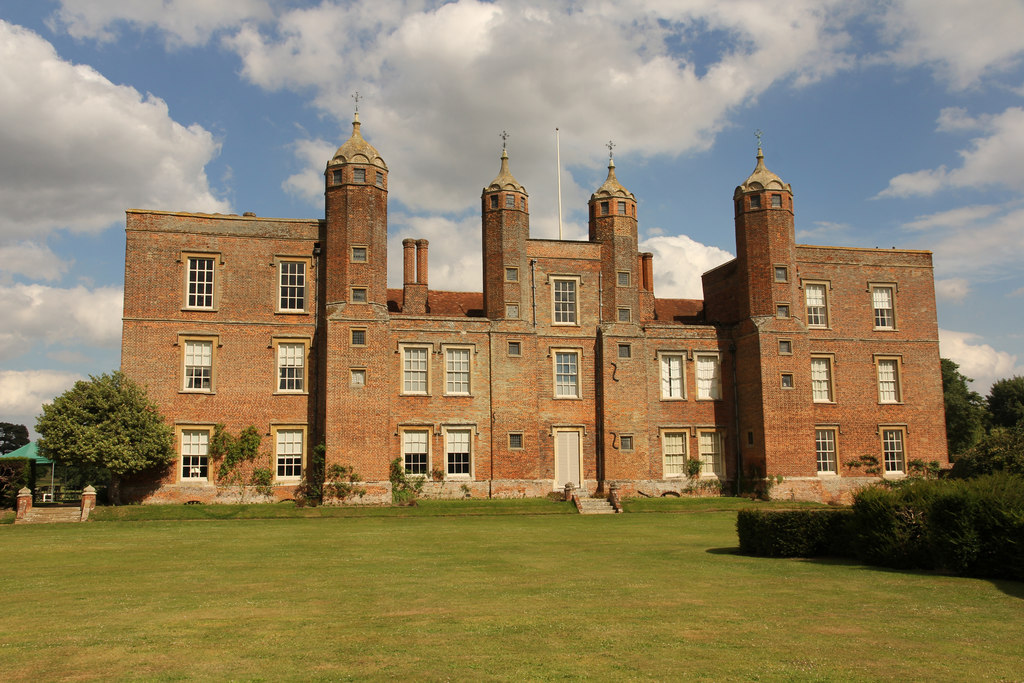 Melford Hall © Richard Croft cc-by-sa/2.0 :: Geograph Britain and Ireland