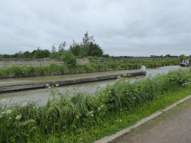 Canal aqueduct over A350