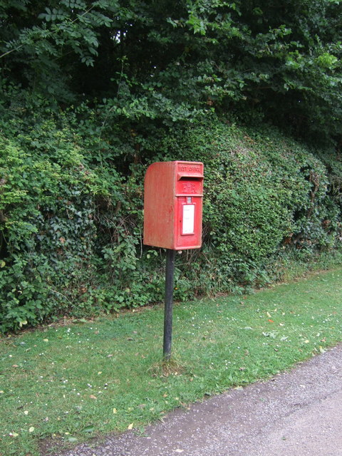Elizabeth II postbox on Hadzor Lane, Hadzor