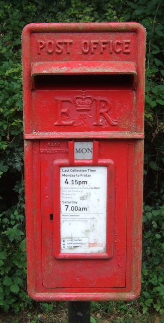 Close up, Elizabeth II postbox on Hadzor Lane, Hadzor