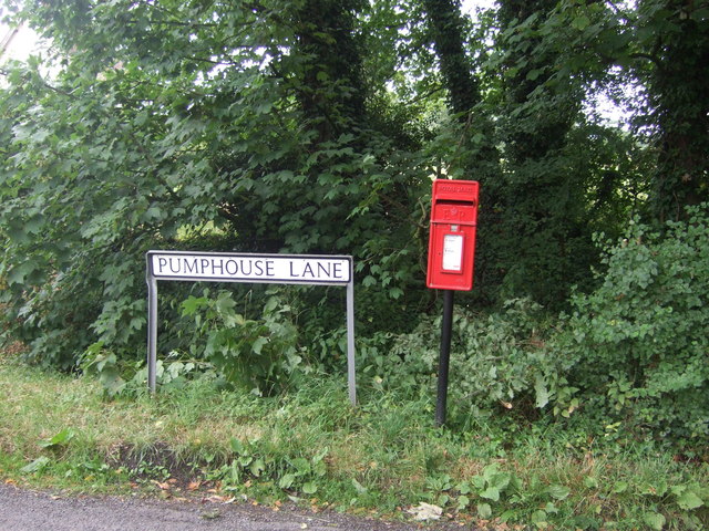 Elizabeth II postbox on Pumphouse Lane