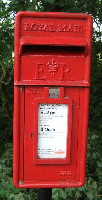 Close up, Elizabeth II postbox on Pumphouse Lane