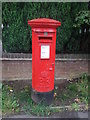 Elizabeth II postbox on Groveley Lane