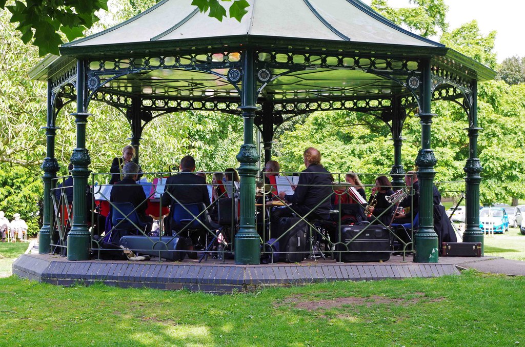 Concert in Sanders Park, Bromsgrove,... © P L Chadwick ccbysa/2.0