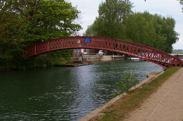 Thames towpath footbridge at Medley